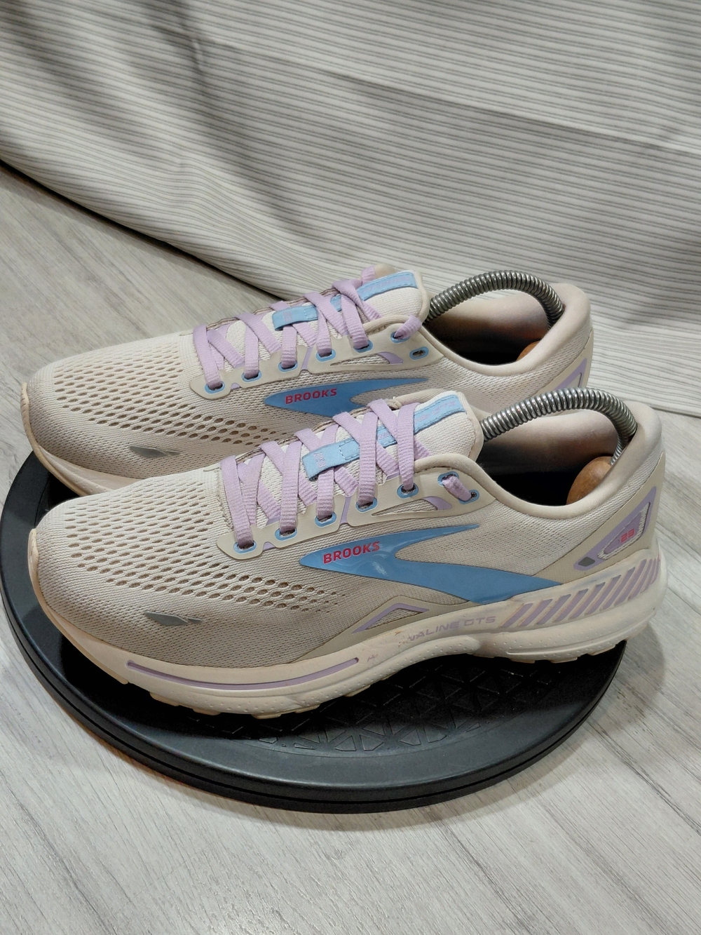 Brooks Women Adrenalin GTS 23 Running Shoes White Soft Cream Lilac Blue SIZE 9B